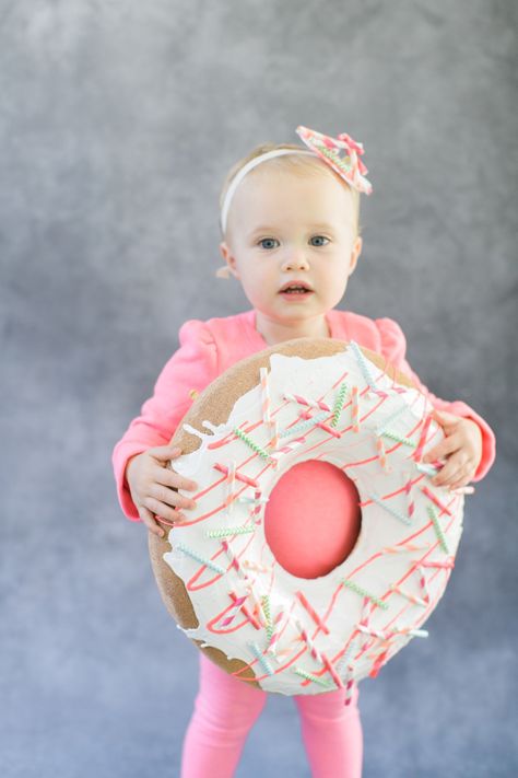 We could just eat this little DIY donut up! http://www.stylemepretty.com/living/2015/10/09/diy-halloween-costume-donut/ | Photography: Ruth Eileen - http://rutheileenphotography.com/ Donut Halloween Costume, Donut Halloween, Donut Costume, Sibling Halloween Costumes, Diy Donut, Halloween Costume Toddler Girl, Halloween Infantil, Diy Donuts, Food Costumes