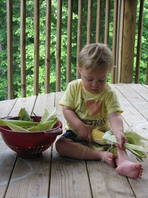 Shucking Corn, Toddler Projects, Messy Crafts, Sensory Activities Toddlers, Creative Activities For Kids, Toddler Age, Toddler Fun, Fine Motor Activities, Motor Activities