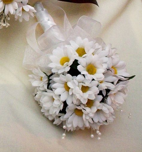 Diy Wedding Boquet, Dinner Setting Ideas, Daisy Wedding Theme, White Daisy Bouquet, Daisy Bridal Bouquet, Cheap Bouquet, Fresh As A Daisy, Pink Daisies, Bridesmaids Bouquet