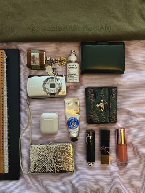 Inside My Bag, Purse Essentials, Handbag Essentials, روتين العناية بالبشرة, What In My Bag, Jane Birkin, My Bag, New Energy, Essential Bag