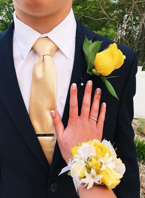 Blue And Yellow Corsage, Yellow Prom Flowers, Yellow Corsage And Boutonniere, Prom Flower Ideas, Yellow Corsage, Bouquet Prom, Corsage Diy, Prom Aesthetic, Dance Flowers