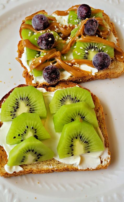 Kiwi Toast, Kiwi Breakfast, Cream Cheese Toast, Bread Spread, Food For Sleep, Plant Based Meal Planning, Magnesium Rich Foods, Toast Bread, Russian Food