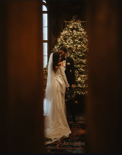 Black Tie Wedding Winter, Christmas Wedding Photo Ideas, December Wedding Photos, Christmas Wedding Photos, Christmas Eve Proposal, Christmas Wedding Pictures, Christmas Elopement, Christmas Lights Wedding, Vintage Christmas Wedding