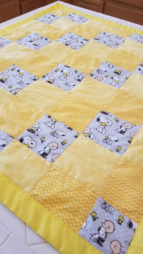 Charlie Brown and Snoopy Hugs quilt Snoopy Quilt, Peanuts Quilt, Charlie Brown Blanket, Snoopy Bedding, Linus Blanket, Snoopy Hug, Snoopy Blankets, Charlie Brown And Snoopy, Charlie Brown