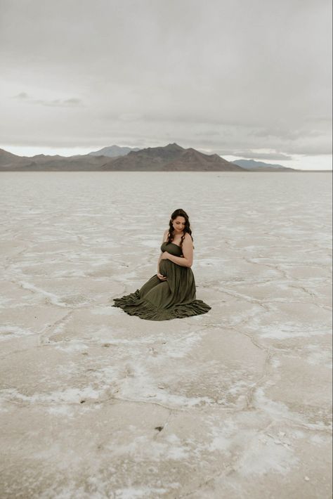 Salt Flat Maternity Shoot, Salt Flats Maternity Shoot, Bonneville Salt Flats Photoshoot, Salt Flats Maternity Photos, Utah Maternity Photography, Sand Dunes Maternity Shoot, Salt Flats Utah Maternity Photoshoot, Salt Flats Utah Photoshoot Couple, Salt Flats Utah