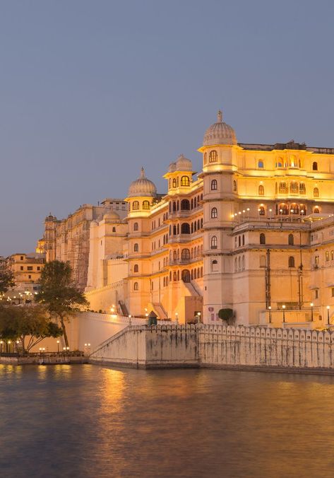 15 Essential things to see in Udaipur, Bharat (India) #udaipur #bharat #india #traveltoindia #travel #visitudaipur India Udaipur, City Palace Udaipur, Travel India Beautiful Places, India Travel Places, Udaipur India, India Architecture, Travel Infographic, Instagram Profile Picture Ideas, Asian Architecture