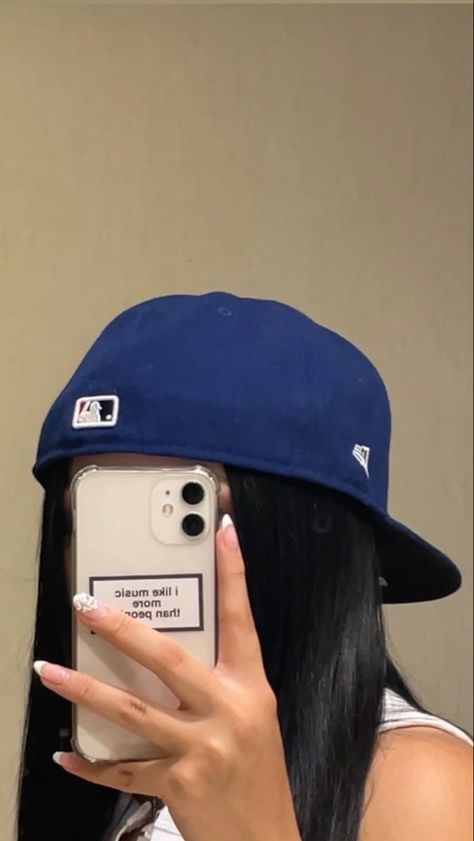 Cap Pics, Looks Hip Hop, Swag Hats, Topi Snapback, Ac New Leaf, Hat Aesthetic, Cap Girl, Swag Girl Style, Selfie Ideas Instagram