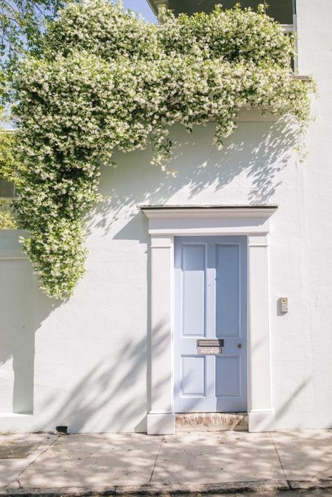 Marthas Vineyard Aesthetic, Hamptons Aesthetic, New England Aesthetic, Weekend Reading, Pintura Exterior, Casa Exterior, Marthas Vineyard, Blue Door, Beautiful Doors