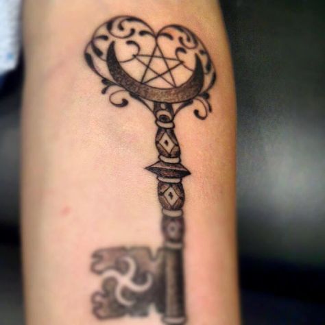 key tat Hekate Key Tattoo, Hecate Key Tattoo, Witchy Key Tattoo, Old Style Key Tattoo, Skeleton Key Tattoo Vintage, Keyhole Tattoo, Skeleton Key Tattoo, Key Tattoo Designs, Crystal Tattoo