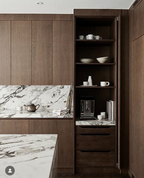 Kitchen With Dark Brown Cabinets, Wooden Kitchen Design, Contrasting Kitchen Island, Dark Brown Cabinets, Building A Kitchen, Brown Cabinets, Odaiba, Oak Kitchen, Wooden Design