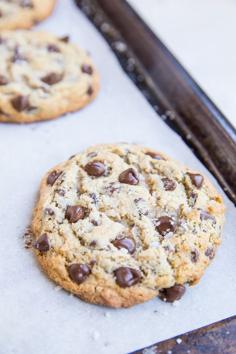 Giant Chewy Keto Chocolate Chip Cookies Keto Cookie Recipes, Keto Chocolate Chip Cookies, Keto Chocolate Chips, Sugar Free Cookies, Frozen Cookies, Low Carb Cookies, Recetas Keto, Keto Dessert Easy, Low Carb Sweets