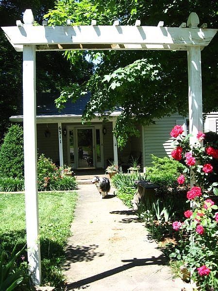 How to Build a Simple Decorative Garden Arbor for About $50 Simple Arbor, Arbors Trellis, Front Walk, Garden Vines, Garden Arbor, Pergola Plans, Diy Pergola, Pergola Designs, Garden Bed