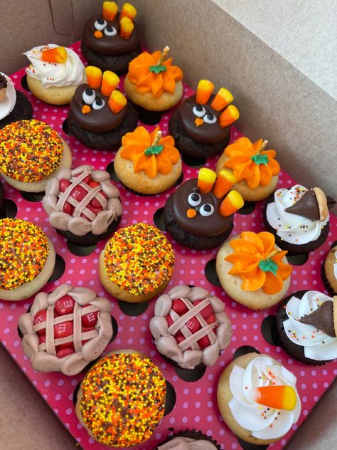 Cupcakes Fall Themed, Thanksgiving Bakery Ideas, October Birthday Cupcake Ideas, Cupcakes Pumpkin Theme, Thanksgiving Cupcake Ideas, Candy Corn Cupcake Cake, Candy Corn Turkey Cupcakes, Halloween Donuts, Halloween Cake Decorating