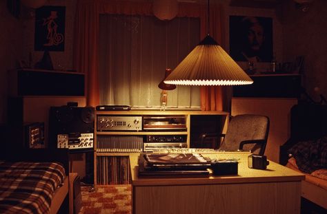 HiFi mood// 80s Apartment, Music Room Office, Audiophile Room, 70s Room, Home Music Rooms, Vinyl Room, Record Room, Aesthetic Interior Design, Music Rooms