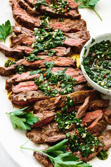 This grilled skirt steak recipe with chimichurri sauce is arguably the best dinner idea. Churrasco Recipe, Steak With Chimichurri Sauce, Chimichurri Sauce Recipe, Skirt Steak Recipes, Grilled Skirt Steak, Cube Steak Recipes, Easy Summer Dinners, Grilled Flank Steak, Chimichurri Sauce