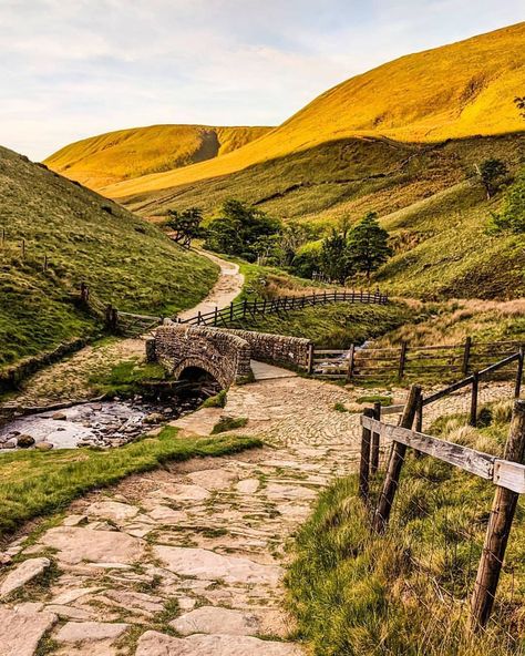 Peak District 🇬🇧 on Instagram: “What’s your favourite spot - Jacob’s Ladder or Mam Tor? 1 or 2? Both photos by @fastpacker  To be featured, follow and tag us 🌲” Mam Tor, Regency England, Peak District, 1 Or 2, England, Tags, On Instagram, Instagram