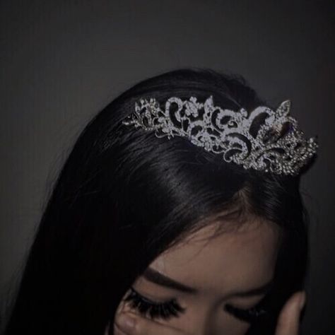 Hairstyles Design, Glamorous Look, Royal Aesthetic, Cute Friend Pictures, Royal Engagement, Mood Off Images, Princess Aesthetic, Poses For Photos, Crown Hairstyles