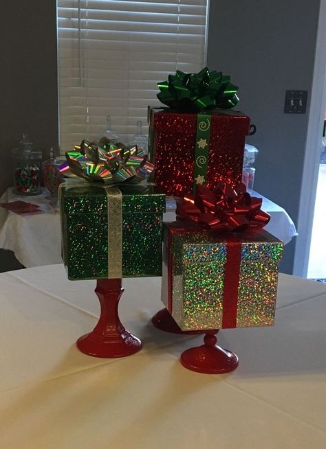 Christmas Center Piece For Table Party, Christmas Center Table Decor, Christmas Party Centerpieces Diy, Christmas Party Table Centerpieces, Christmas Party Centerpieces, Pencil Christmas Tree Ideas Decorating, Christmas Tree Ideas Decorating, Pencil Christmas Tree Ideas, Grinch Christmas Party