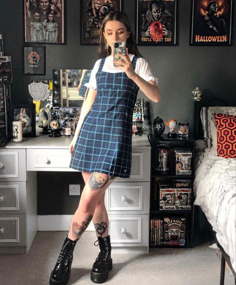 Plaid Dress Outfit Grunge, Dark Blue Plaid Dress, Plaid Jumper Dress Outfit, Cute Overall Dress Outfits, 90s Dress Outfit Casual, Plaid Overalls Outfit, Black Plaid Dress Outfit, Plaid Overall Dress Outfit, Plade Dress