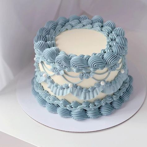 Blue Lambeth Cake, 16 Birthday Party Ideas Blue, Light Blue Birthday Cake, Blue Heart Cake, Blue Vintage Cake, Aqua Cake, Cake Designs For Boy, Bolo Vintage, 14th Birthday Cakes