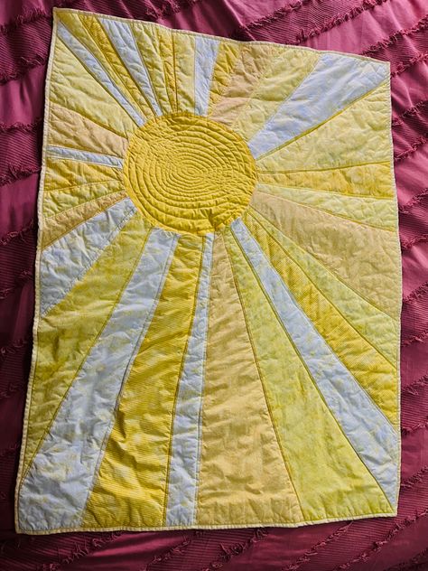 Sunshine Quilts Ideas, Sunshine Quilt, Sunshine Quilt Pattern, Sun Quilt Block, Sun Quilt, Sun Paper, Moon Quilt, Sewing Circles, Circle Quilts