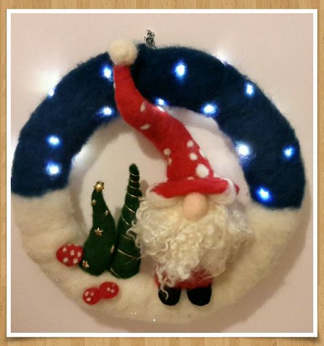 Needle Felted Wreath Christmas, Needle Felted Christmas Wreath, Needle Felted Wreath, Felted Wreath, Felt Critters, Felted Pictures, Needle Felted Ornaments, Felted Christmas, Needle Felted Christmas