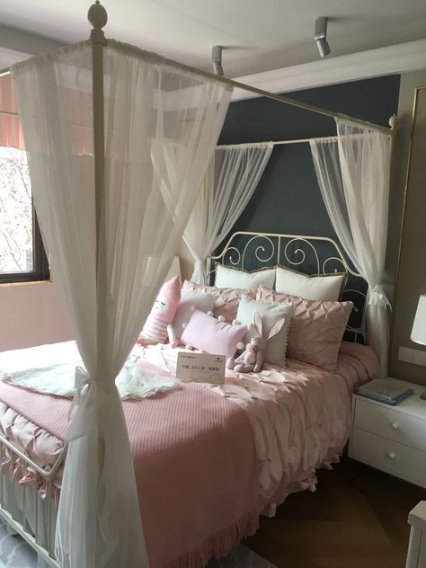 Pink Canopy Bed Aesthetic, Curtains On Bed, Vintage Coquette Bedroom, Aesthetic Double Bed, Canopy Aesthetic, Vintage Coquette Room, Old Money Interior Design, Princess Bed Canopy, Adults Bedroom