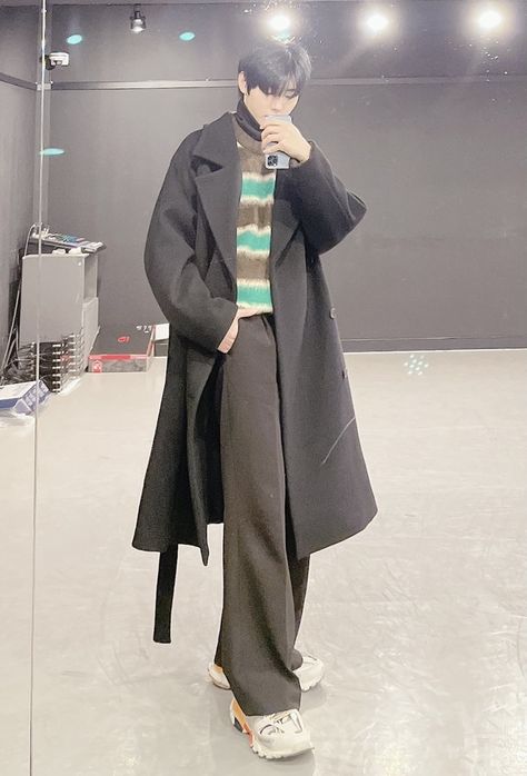 sunghoon enhypen fashion Sunghoon Fashion Style, Sunghoon Style Outfit, Sunghoon Inspired Outfits, Sunghoon Full Body Pic, Sunghoon Outfit Ideas, Sunghoon Fashion, Sunghoon Style, Enhypen Airport Fashion, Sunghoon Outfits