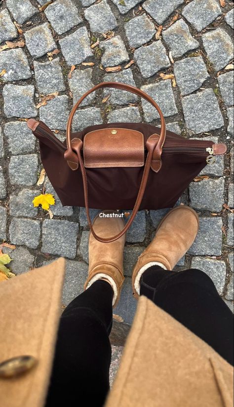 Brown Longchamp Bag Outfit, Brown Longchamp Bag, Long Champ Outfit, Long Champ Bag Outfit, Longchamp Bag Aesthetic, Brown Longchamp, Uggs Outfit Winter, Long Champ Bag, Crochet Pouches