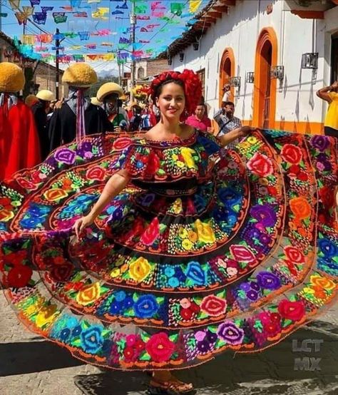 A Parachico -  a traditional dancer from Chiapa de Corzo, Chiapas, Mexico   Parachicos dance on the streets of the town during the Great Feast festival for local patron saints, which takes place from January 4 to 23 every year.  It is claimed locally, as many of the Catholic festivals in Latin America, to have its roots in the much older indigenous culture, so it has developed into a hybrid of an old indigenous culture and a newer Catholic and Spanish ones. The traditional dates back to the seve Chiapas Dress, Mexican Traditional Clothing, Folklorico Dresses, Mexican Quinceanera, Mexican Quinceanera Dresses, Traditional Mexican Dress, Ballet Folklorico, Mexican Fashion, Mexican Heritage