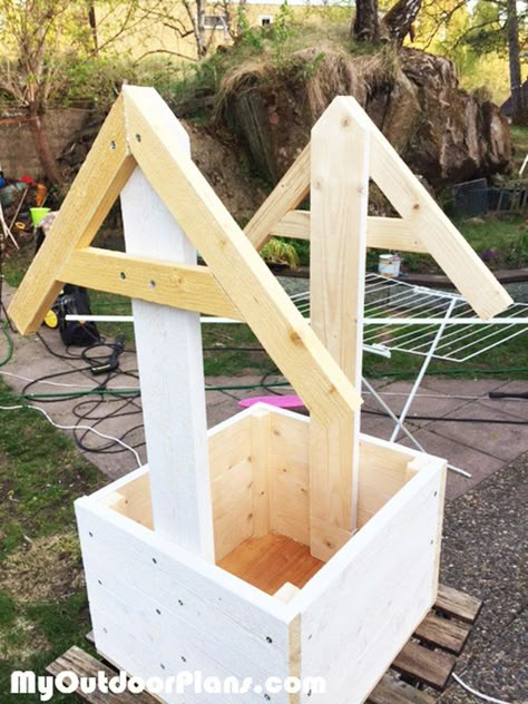 Pallet Planter Diy, Wishing Well Planter, Woodworking Plans Patterns, Pergola Diy, Wood Crafting Tools, Unique Woodworking, Wooden Playhouse, Woodworking Patterns, Free Woodworking Plans