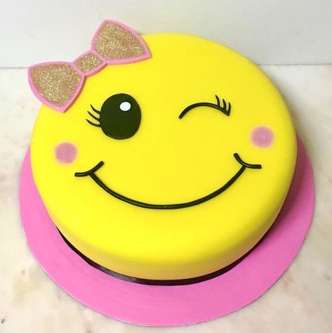 Smiley Face Cake, Emoji Party Decorations, Emoji Birthday Cake, Emoji Cake, Face Cake, Emoji Birthday Party, Buckwheat Cake, Party Decoration Ideas, Mini Torte