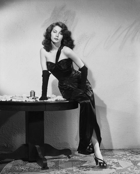 image Ava Gardner Photos, Robe Fuchsia, Photo Glamour, Hollywood Vintage, Julie Christie, Vintage Hollywood Glamour, Hollywood Costume, Mia Farrow, Glamour Vintage