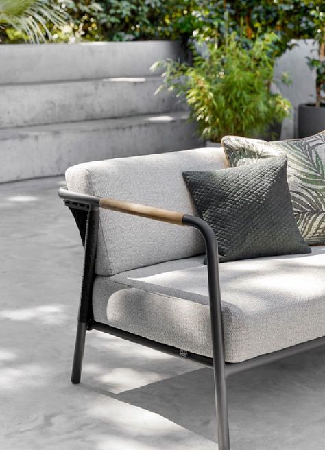 Modern Outdoor Sofas, Terrace Furniture, Metal Outdoor Furniture, Metal Sofa, Luxury Outdoor Furniture, Iron Chair, Metal Furniture Design, Durable Furniture, Balcony Furniture