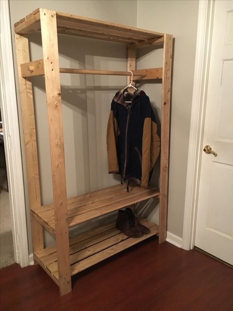 Diy Standalone Closet, 2x4 Clothes Rack, Homemade Wardrobe Ideas, Diy Free Standing Closet, Homemade Wardrobe, Wood Closet Shelves, Pallet Wardrobe, Pallet Closet, Wooden Clothes Rack