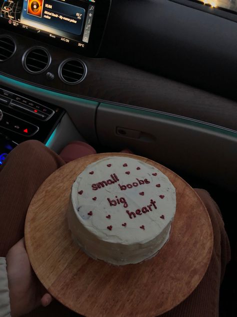 Small Birthday Cake For Best Friend, Iconic 18th Birthday Cake, Birthday Cake For Friend Funny, Small Aesthetic Cake, Funny Cake For Friends Birthday, Funny Cake Designs For Best Friend, Big Heart Aesthetic, Funny Cake Ideas Humor Friends, Funny Birthday Cakes For Friends