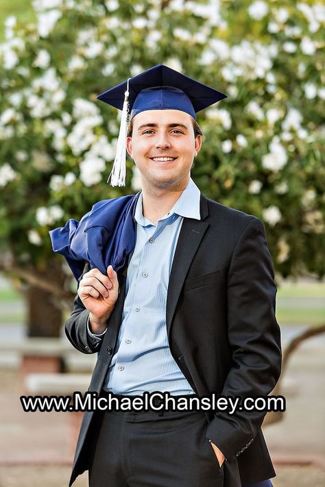 Male Graduation Pictures, Portrait Photo Ideas, Cap And Gown Pictures, Senior Photos Boys, College Graduation Pictures Poses, Grad Photography, College Graduation Pictures, Male Senior Pictures, Graduation Photography Poses