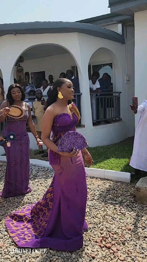 Ghana Wedding Dress, Nigerian Bridesmaid Dresses, Ghana Traditional Wedding, African Wedding Theme, Groomsmen Fashion, Ghanaian Wedding, African Bridal Dress, African Bridesmaid Dresses, Ghana Wedding