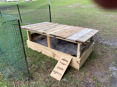 Diy Perch For Chickens, Chicken Dust Bath Ideas Covered, Chicken Run Decorating Ideas, Chicken Playground Ideas Diy, Chicken Playground Ideas, Chicken Dust Bath, Chicken Table, Easy Diy Chicken Coop, Chicken Roost