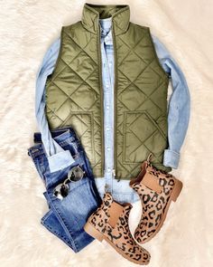 Green Vest Outfit, Mode Tips, Vest Outfit, Green Vest, Mode Boho, Winter Outerwear, Mode Casual, Instagram Outfits, Outerwear Vest