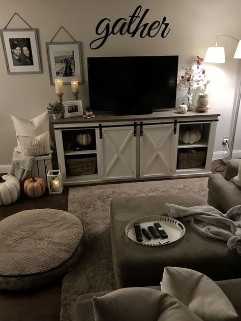 Cozy Farmhouse Living Room, Halloween Living Room, Farmhouse Tv, Furnitur Ruang Keluarga, Farmhouse Living Room Decor Ideas, Interior Minimalista, Living Room Tv Stand, Living Room Decor Cozy, Farmhouse Decor Living Room