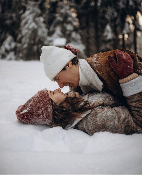 Winter Photo Outfits Women, Cold Couple Photoshoot, Engagement Photos In Snow, Snow Couple Photoshoot, Snowy Photoshoot, Fall Season Pictures, Photoshoot Snow, Winter Couple Pictures, Couple Photography Winter