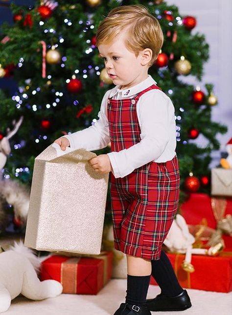 These red tartan bib shorts with sweet turn-ups make a festive addition to your everyday wardrobe. A quick and easy outfit for baby boys, layer over one of our Milo bodies for one of our favourite looks this season. Additional elastic to the straps and waist make these comfortable to wear while the pearlised button fastenings and 100% cotton lining add a smart finishing touch. Christmas Outfit Kids, Country Baby Boy, Classic Kids Clothes, Holiday Outfits Christmas, Trendy Christmas Outfits, Tartan Christmas, Kids Christmas Outfits, Easy Outfit, Baby Bloomers