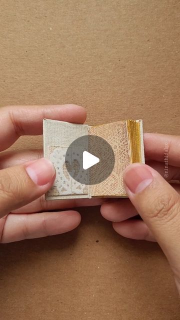 Diy Small Book, Mini Book Craft, How To Make Miniature Books, How To Make A Small Book, Mini Book Ideas, Tiny Art Ideas, How To Make Mini Books, Miniature Books Diy, How To Make A Mini Book