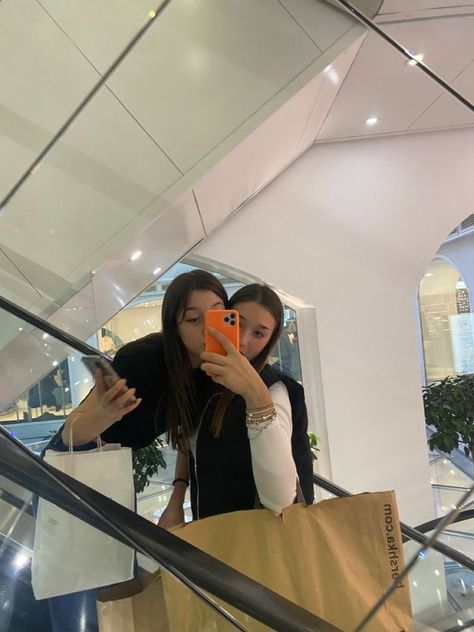 Friends Duo Aesthetic, Shopping Day Aesthetic, Foto Bff, Milan Aesthetic, Shopping With Friends, Aesthetic Shopping, Shopping Pictures, Centre Parks, Sibling Pictures