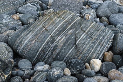 Metamorphic Rocks - How They're Made and How They Look Geology Rocks Mineral, Rock Identification, Rock Tumbling, Rocks And Fossils, Rock Hunting, Geology Rocks, Rock Types, Rock And Pebbles, Metamorphic Rocks