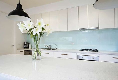 White Kitchen With Glass Backsplash, Glass Backsplash Kitchen White Cabinets, White Kitchen Glass Backsplash, Painted Glass Backsplash Kitchen, Glass Backsplash With White Cabinets, Blue Splashback Kitchen, Back Painted Glass Kitchen, White Glossy Kitchen, White Glass Backsplash