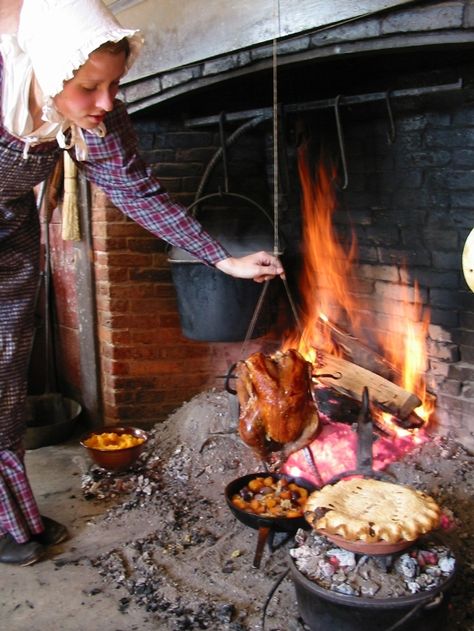 Cooking over a hearth at Old Sturbridge Village How To Make Mincemeat, Parrilla Interior, Cooking Hearth, Fireplace Cooking, Sturbridge Village, Thanksgiving History, Native American Food, Thanksgiving Dishes, Fire Cooking