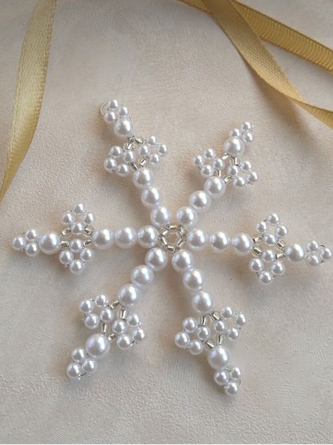 Pearl Ornaments Diy, Beaded Ornament Patterns, Christmas Yarn Crafts, Beaded Ornaments Diy, Beaded Snowflakes Ornament, Beaded Christmas Decorations, Diy Beaded Ornaments, Crochet Ornament Patterns, Seed Bead Jewelry Patterns