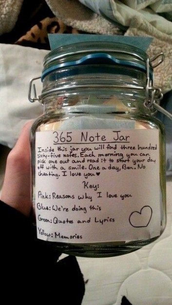 These DIY Valentine's gifts for boyfriends are so cute! 365 Note Jar, 5 Senses Gift For Boyfriend, Gifts For Boyfriend Long Distance, Diy Valentine Gifts For Boyfriend, Birthday Recipes, 365 Jar, Saint Valentin Diy, Birthday Boyfriend, Valentines Bricolage